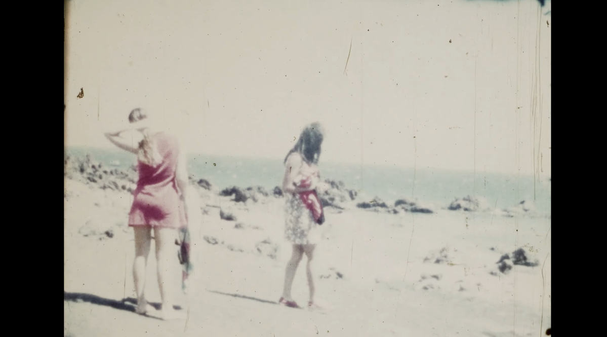 Dos mujeres jóvenes en la Playa Chica de Puerto del Carmen en VIDEOS 